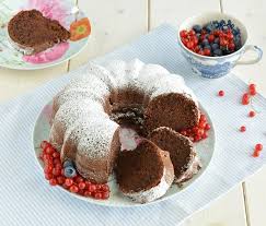 Per preparare il ciambellone al cacao, con lo sbattitore elettrico, montate a spuma il burro con g 250 di zucchero a velo e un pizzichino di sformate il ciambellone sul piatto da portata e servitelo freddo. Ciambellone Al Cacao Ricetta Golosa Un Pizzico Di Pepe Rosa