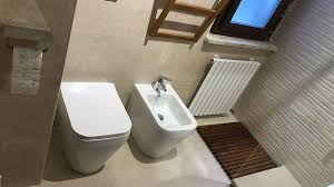 Per questo scopo si utilizzeranno diversi strumenti come martello e scalpello, che serviranno per rimuovere lo strato di colla che consente a questi accessori di aderire al pavimento. Ristrutturazione Bagno A Roma Il 2021 E L Anno Delle Grandi Opportunita Guida Edilizia