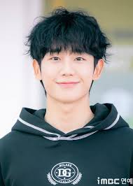 June 2034, June 12 in Paris, June 15 in Seoul...So cute…same expression  perhaps due to concentration?