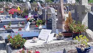 Le monument funéraire, couramment appelé tombe peuvent être personnalisés et de différents types : A Vendre Pierres Tombales Beaucoup Servi Pretes Pour Une Seconde Vie