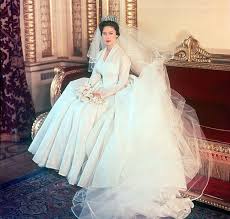 Hrh The Princess Margaret Rose Sister Of Hm Queen Elizabeth Ii Dressed For Her Wedding T Konigliche Hochzeitskleider Beruhmte Hochzeitskleider Hochzeitskleid