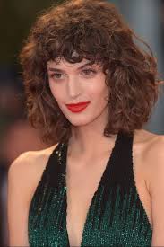 Cute curly pixie cut con frangia; Frangia Per Capelli Ricci Come Portarla Vogue Italia