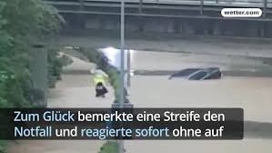 Temperatur, schnee, regen, wind, luftfeuchtigkeit, wetterwarnungen, etc. In Letzter Sekunde Mann Aus Uberflutetem Auto Gerettet Wetter Com