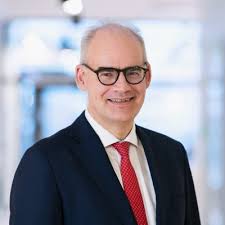 Efter två år som korrespondent i London och ett stopp hemma i Sverige är  det nu klart att Daniel Alling återvänder till rollen som Sveriges Radios  korrespondent i Berlin. Han efterträder Caroline… |