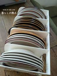 食器 特にお皿類は重ねて収納しがちですが それだと下の方のお皿 を取り出す時にちょっと手間がかかりますよね ワンアクションで取り出せるのは やはり 立てる 収納 ダイソーのアイテムを使った取り出しやすいお皿収納アイデアをご紹介します お皿 収納 食器