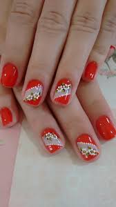 Las flores blancas proporcionan un efecto refrescante al jardín, especialmente en los días calurosos de verano y aportan una sensación elegancia clásica. Unas Rojo Naranja Flores Blancas Manicura De Unas Arte De Unas De Pies Unas Decoradas Rojas