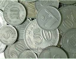 Seorang pelajar menderma duit syiling. Tempat Tukar Duit Syiling Singapore