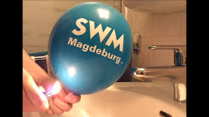 Versuchsdurchführung aus einem mit aluminium beschichteten papier wird ein ca. Wasserexperiment 5 Ballons Mit Wasser Platzen Nicht Youtube