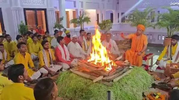 वैदिक मंत्रों से गूंजा गोरखनाथ मंदिर, CM योगी ने महाष्टमी पर किया महानिशा पूजन; प्रदेशवासियों के सुख की प्रार्थना की #UttarPradesh https://www.jagran.com/uttar ...