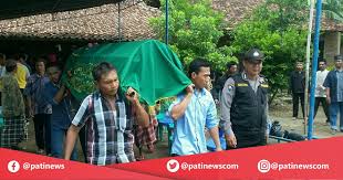Sidang penganiayaan warga kayen diwarnai demo. Tiba Di Rumah Duka Jenazah Siti Saedah Langsung Dimakamkan Di Desa Srikaton Kayen