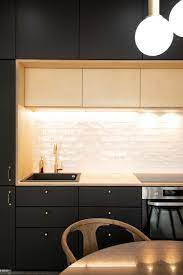 Jouer sur les couleurs pour un rendu graphique élégant. 10 Astuces Deco Pour Pimenter Une Cuisine Noire Et Blanche