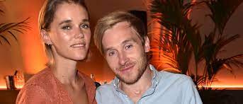 In einem interview hat die schauspielerin erste details verraten. Samuel Kochs Braut Das Taugt Sarahs Rosa Hochzeitskleid Promiflash De