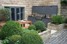 The owners, architect, and milieu landscaping reinvented the home into a country estate with new outdoor spaces for modern needs like a patio and dining area, kitchen garden, and a swimming pool. Wohnideen Interior Design Einrichtungsideen Bilder Homify Hinterhof Garten Gartengestaltung Garten Gestalten