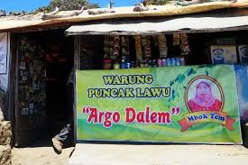 Enaknya makan disini harganya murah bro, tidak menguras. Mbok Yem Pemilik Warung Di Puncak Lawu Turun Gunung Ada Apa Halaman All Kompas Com