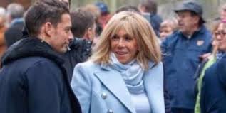 Lorsque l'on est président de la république, on ne s'attend certainement pas à être insulté par ses employés. Brigitte Macron Totalement Sous Le Charme De Son Garde Du Corps La Photo Qui En Dit Long