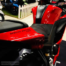 See new yamaha yzf r15 v3 bs6 bike review, engine specifications, key features, mileage, colours, models, images and their competitors at drivespark. Getting A Custom Paint Was Never More Leagal