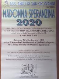 A quel punto la scena è cambiata e il pubblico è stato catapultato in uno studio televisivo che per colori e ambientazione richiama subito alla mente quelli della tv italiana a cavallo fra gli anni sessanta e gli anni ottanta. Associazione Amici Di San Giovanni Post Facebook