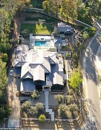 Kris jenner _ house tour _ updated _ her new hidden hills mansion, la quinta and more. Kaley Cuoco Und Karl Koch Sich In Ihrer Hidden Hills Mansion Kim Und Kylie Sind Nachbarn Aktuelle Boulevard Nachrichten Und Fotogalerien Zu Stars Sternchen