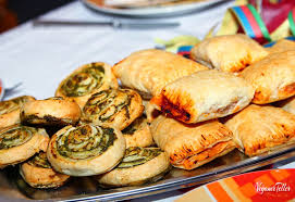 Veganer Teller Grunkohl Blatterteig Schnecken Mexikanische Blatterteigtaschen Vegan Veganes Fingerfood Blatterteigtaschen Kochen Und Backen
