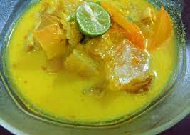 500 gram kikil sapi, 2 lembar daun jeruk, 2 batang sereh, digeprek, 2 cm jahe, digeprek, 1 sdt garam, 1 liter air utk merebus kikil, 3 sdm minyak goreng utk menumis, 1 sdt kunyit bubuk, 3 lembar daun salam, 3 lembar daun jeruk, 2 batang sereh, 2 cm kayu manis, 6 buah cengkeh. Resep Soto Kikil Santan Ngasal Tapi Enak Enak Banget Sweetbuyouts