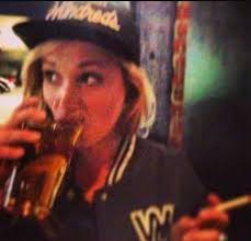 Pin Op Eliza Taylor Smoking