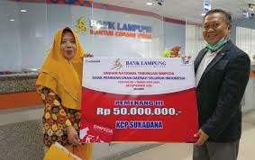 1 kupon undian per rp5.000 (dobel kupon via mytelkomsel).apakah diperlukan keterlibatan dari depsos atau hanya internal dengan peserta kuis saja? Direktur Bisnis Bank Lampung Serahkan Hadiah Ke Pemenang Undian Simpeda Bpdsi Senator