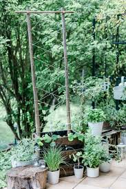 Ein hochbeet kann man aus verschiedenen materialien bauen. Holzkisten Bepflanzen Diy Rankgitter Dreierlei Liebelei