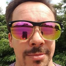 Przed chwilą w McDonalds widziałam, jak tatuś dał klapsa swojemu synkowi,  za to że wywalił frytki!! Wywaliłam swoje i czekam…😎