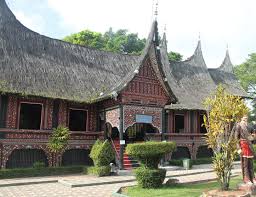 Ciri khas dari rumah adat lampung adalah berbentuk rumah panggung dengan atap yang terbuat bangunannya didirikan berjajar dekat dengan sungai. Mengenal Rumah Gadang Khas Minangkabau Blog Ruparupa