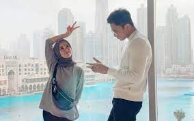 Semalam, pelakon emma maembong telah membuat pengakun mengejutkan dirinya kini tidak lagi bertudung. Emma Maembong Syed Abdullah Didakwa Sudah Bernikah
