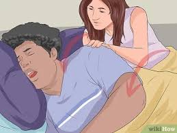 النوم بجانب شخص يشخر أثناء نومه Wikihow