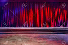 Das deutsche theater verfügt im parkett und 1. Rote Vorhange Und Die Buhne Parkett Mit Treppen Im Theater Mit Bunter Beleuchtung Lizenzfreie Fotos Bilder Und Stock Fotografie Image 81417739