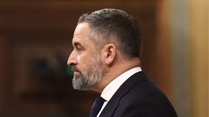 Abascal dedica un minuto al accidente de Adamuz y 20 al delirio: "Soros y Bill Gates", "fanatismo climático" o "invasión migratoria"