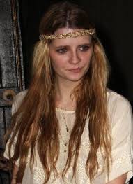Best to keep makeup and outfit simple with this hairstyle if you want to put out the 60s vibe. Pin On Retro Fashion