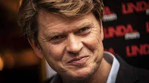 He is known for presenting many television programs, including deal or no deal, rtl boulevard. Beau Van Erven Dorens 39 Conversation 39 With Rtl On The Late Night Program