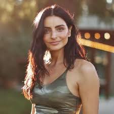 Aislinn derbez y mauricio ochamnn junto a su pequeña hija. Aislinn Derbez Shows Her Breasts Showbiz Webmediums