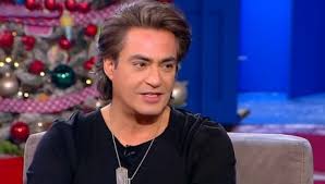 Όσος καιρός κι αν περάσει τίποτα δε θα μπορέσει να καταφέρει να σπάσει αυτό που μας έχει δέσει η αγάπη μας θα `ναι η μόνη που τόσο θα διαρκέσει γιαυτό σου λέω μα ενώνει μια ιδιόμορφη σχέση. Dionyshs Sxoinas Star Gr