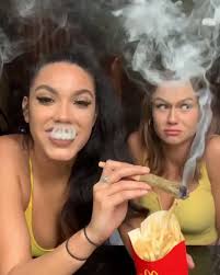 @FemaleStoners's video Tweet