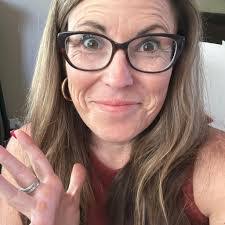 Lori Oberbroeckling's Instagram, Twitter & Facebook