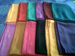 Dari kain sisa jahitan yang awalnya tidak bernilai, bisa dikreasikan menjadi berbagai macam produk kerajinan yang memiliki fungsi dan. Kreatif Indah Kain Perca Jenis Jenis Kain Perca Karakteristik Dan Gambar