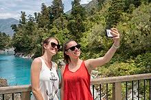 Perkataan selfie & viral dah masuk dbp rupanya…tapi dah di melayukan. Selfie Wikipedia