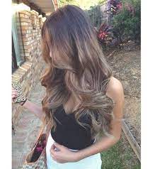 Lange Haarmodelle Kumral Sac Rengi Aslinda Kullu Koyu Gri Sac Renginin Yogunlukta Oldugu Nonperest Hair Styles Long Hair Styles World Hair