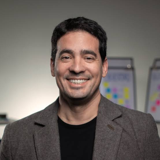 Adrián Ravier - New Media New Media