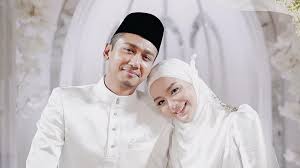 Cerpen romantis suami istri ketika sore sepulang kerja seorang suami melihat isteri yang tertidur pulas karena kecapekan bekerja sehari. Himpunan Ayat Pickupline Suami Isteri Yang Romantik Dan Sweet 2021