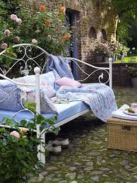 Sie wollen es sich gemütlich machen und ihren laptop mit ins bett nehmen, um im internet zu surfen oder grundsätzlich ist nichts dagegen einzuwenden, wenn sie ihren laptop im bett verwenden. Inspiring Dreamy Metal Garden Furniture Garden Furniture Shabby Chic Garden