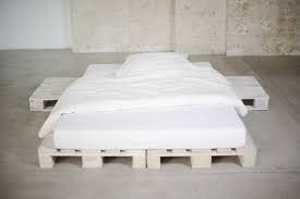 Alternativ kann man auch sein eigenes bett bauen und dabei der kreativität. Palettenbett Selber Bauen Diy Kostenlose Bauanleitung Ekomia
