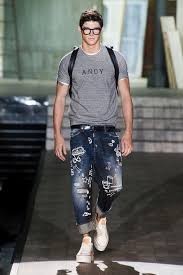 Des notions importantes qui se traduisent par des couleurs vives, des costumes dépouillés de toute formalité, une entrée en vigueur du jogging. Jeans Homme Mode 2015