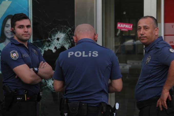 Çekiçli banka soygunu girişimi ile ilgili görsel sonucu"