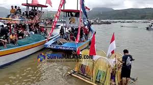 Salah satu kunjungan wisata populer untuk htm pantai ancol anda akan dikenakan biaya lahan parkir dan juga tiket masuk perorangnya 25k untuk weekday dan 25k untuk weekend. Terapkan Protokol Kesehatan Labuh Laut Larung Sembonyo Di Tulungagung Hanya Dihadiri Warga Setempat Halaman All Surya Malang