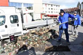 Foto Canalul Timis GroapÄƒ De Gunoi Pentru Unii Brasoveni Muncitorii Sistemului De GospodÄƒrire A Apelor Brasov Au Inceput AstÄƒzi SÄƒ ScoatÄƒ Deseurile Din ApÄƒ Buna Ziua Brasov